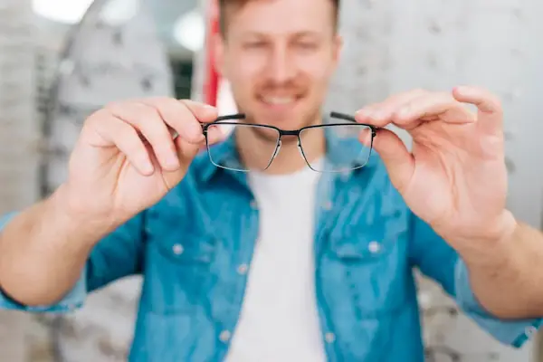 removing-lenses-from-glasses.jpg