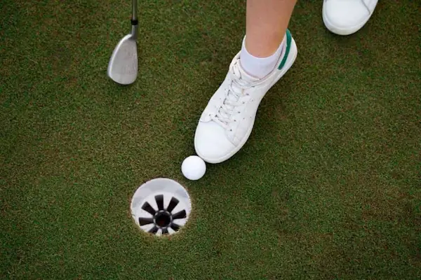 features-to-look-for-in-winter-golf-shoes